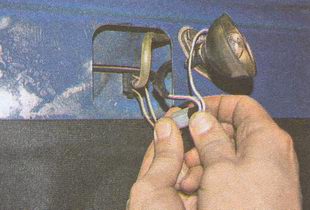 Отсоединяем разъем проводов от форсунки омывателя лобового стекла (для форсунок стеклоомывателя с электроподогревом) ГАЗ 31105 Волга