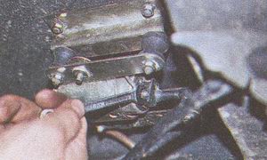 Поочередно ключами «на 7» и «на 8» отворачиваем гайки крепления наконечников двух проводов ГАЗ 31105 Волга