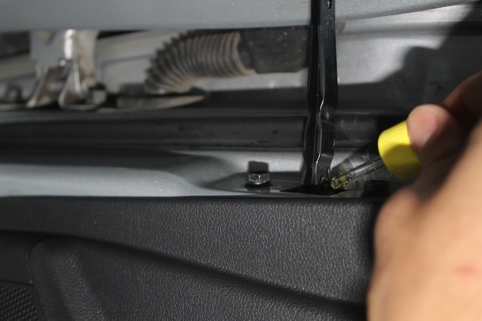 Проверка и смазка механизма ограничителя открывания двери на автомобиле Hyundai Solaris 