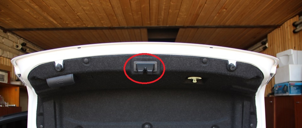 Проверка и смазка замка и защелки замка крышки багажника на автомобиле Hyundai Solaris