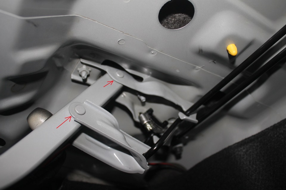 Проверка и смазка петлей крышки багажника на автомобиле Hyundai Solaris
