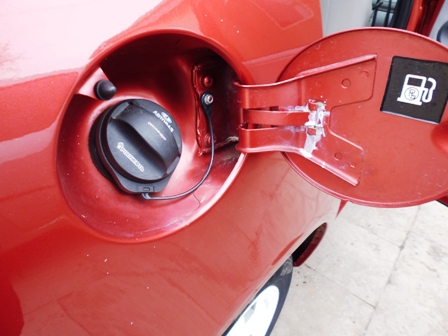 Проверка и смазка петли и фиксатора крышки люка наливной горловины топливного бака на автомобиле Hyundai Solaris