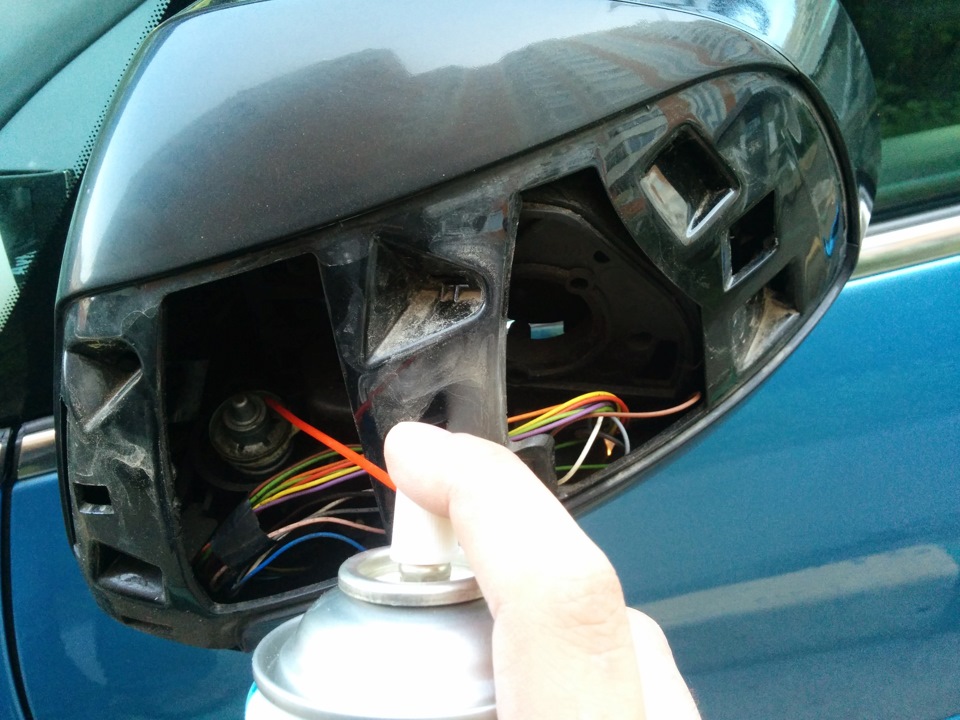 Проверка и смазка шарниров наружных зеркал на автомобиле Hyundai Solaris