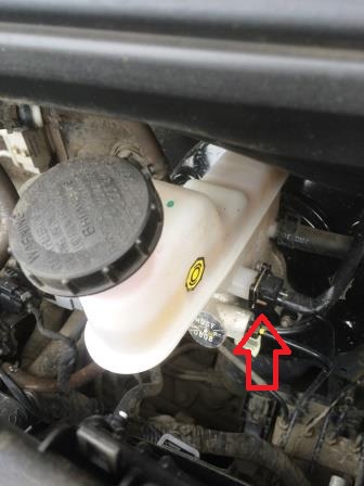 Отожмите фиксатор колодки проводов, датчика уровня тормозной жидкости на автомобиле Hyundai Solaris