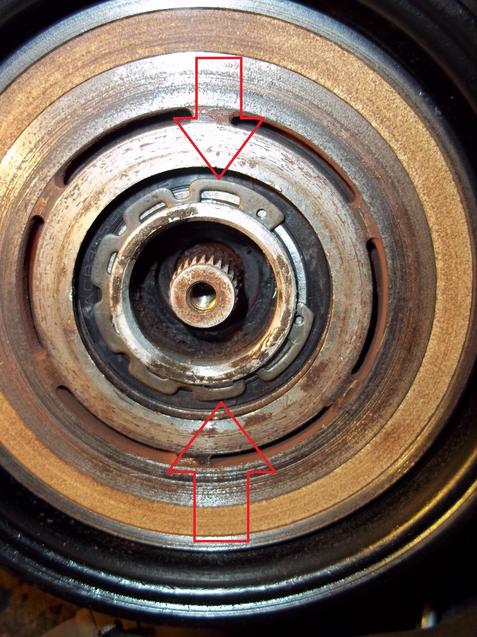 Установите стопорное кольцо подшипника шкива компрессора кондиционера на автомобиле Hyundai Solaris