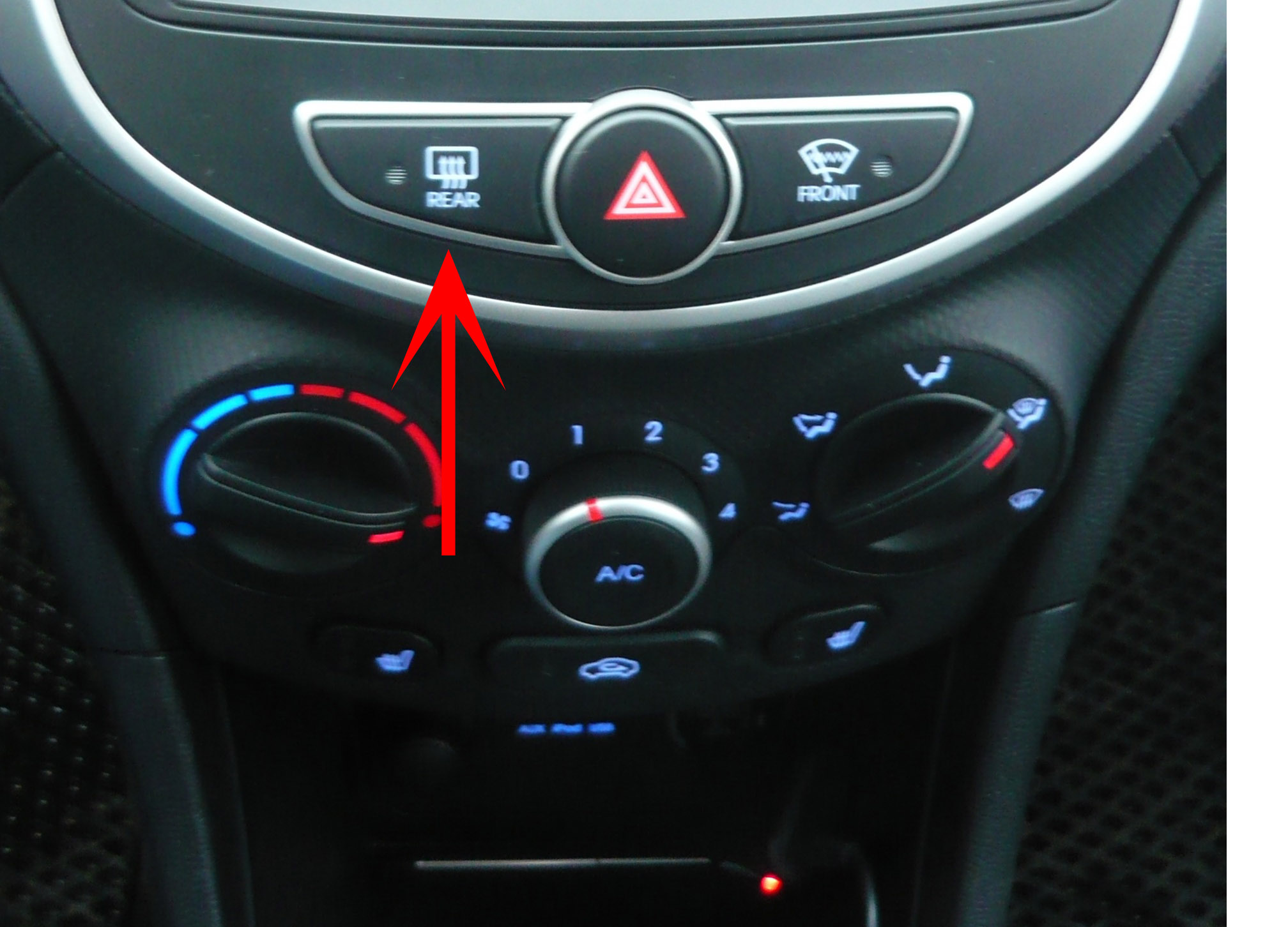 Расположение кнопки обогрева заднего стекла на автомобиле Hyundai Solaris 2010-2016