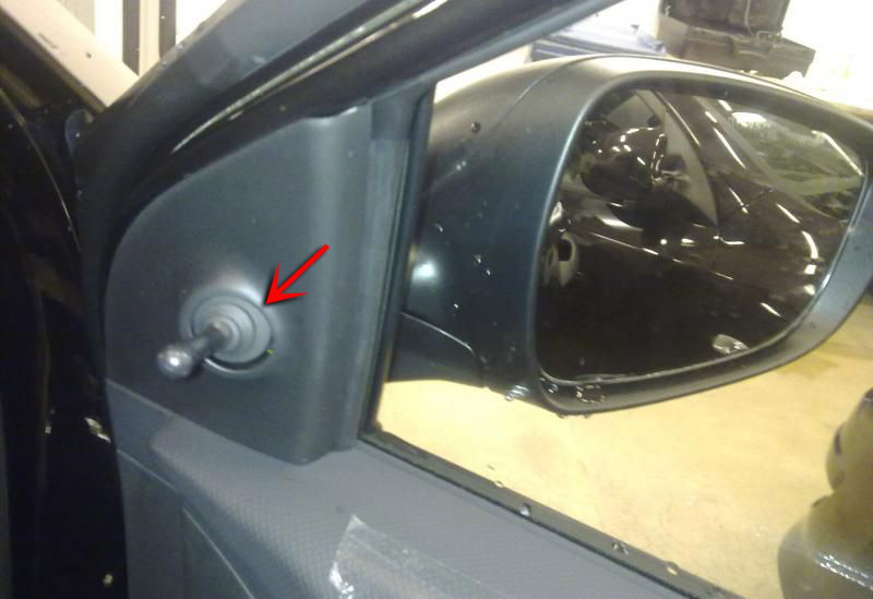 Регулировочный шток заднего зеркала на автомобиле Hyundai Solaris 2010-2016