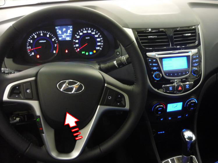 Нажать на клавишу для подачи звукового сигнала на автомобиле Hyundai Solaris 2010-2016
