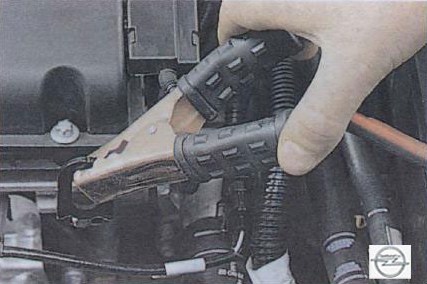 Присоединение зажима "-" к массе автомобиля