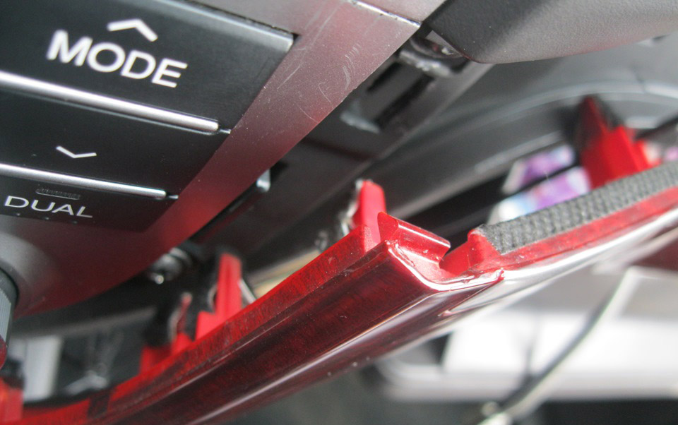 Отсоединить фиксаторы панели магнитолы Hyundai Santa Fe CM 2006-2012