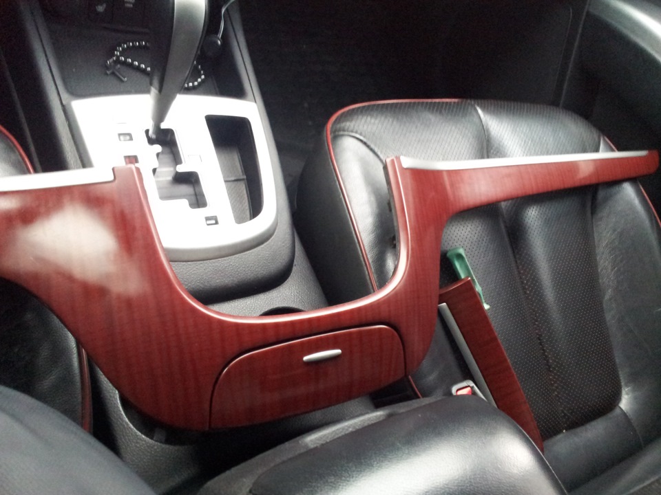 Снимите центральную накладку Hyundai Santa Fe CM 2006-2012