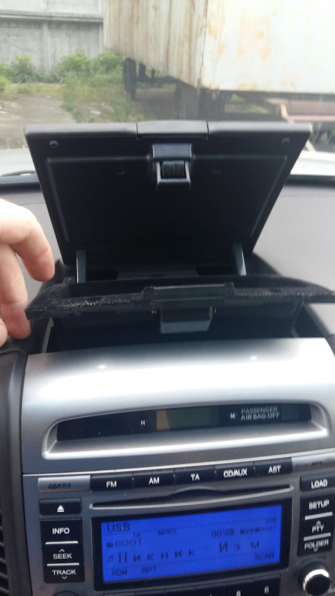 Снять верхний бардачок Hyundai Santa Fe CM 2006-2012