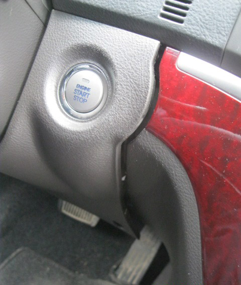 Отсоединить нижнюю накладку торпеды Hyundai Santa Fe CM 2006-2012