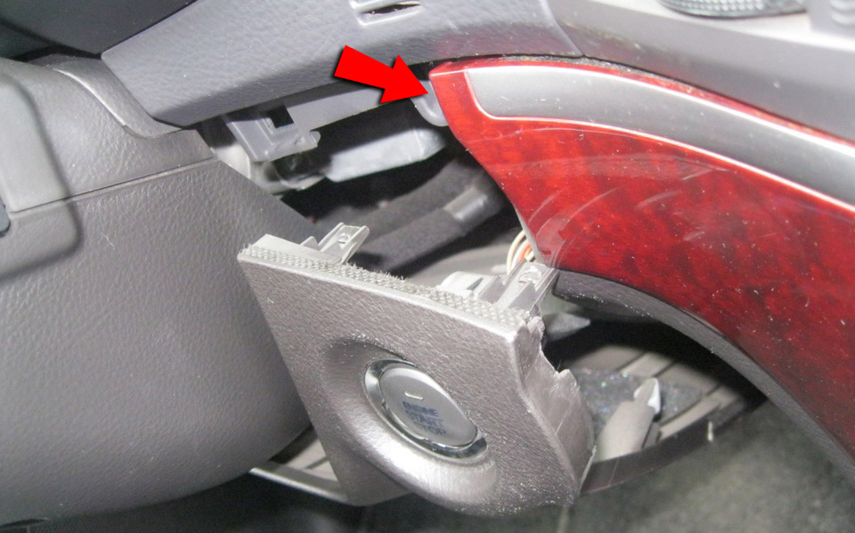 Поддеть центральную накладку Hyundai Santa Fe CM 2006-2012