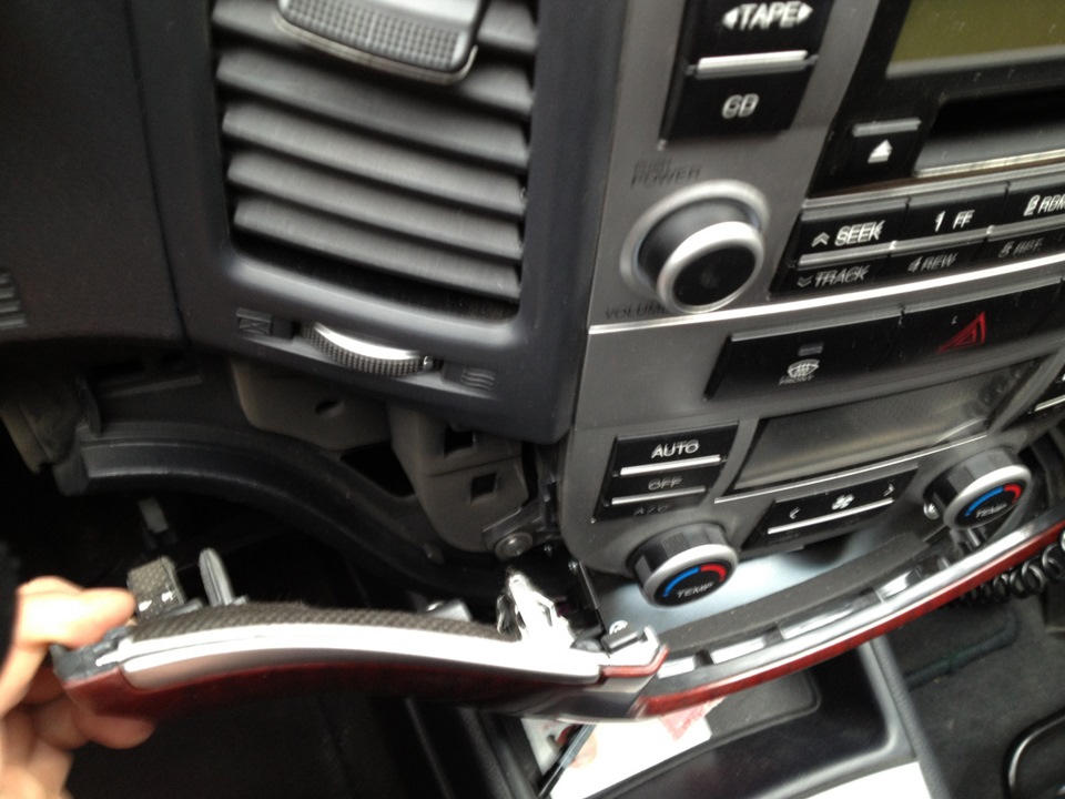 Отсоединить центральную накладку Hyundai Santa Fe CM 2006-2012