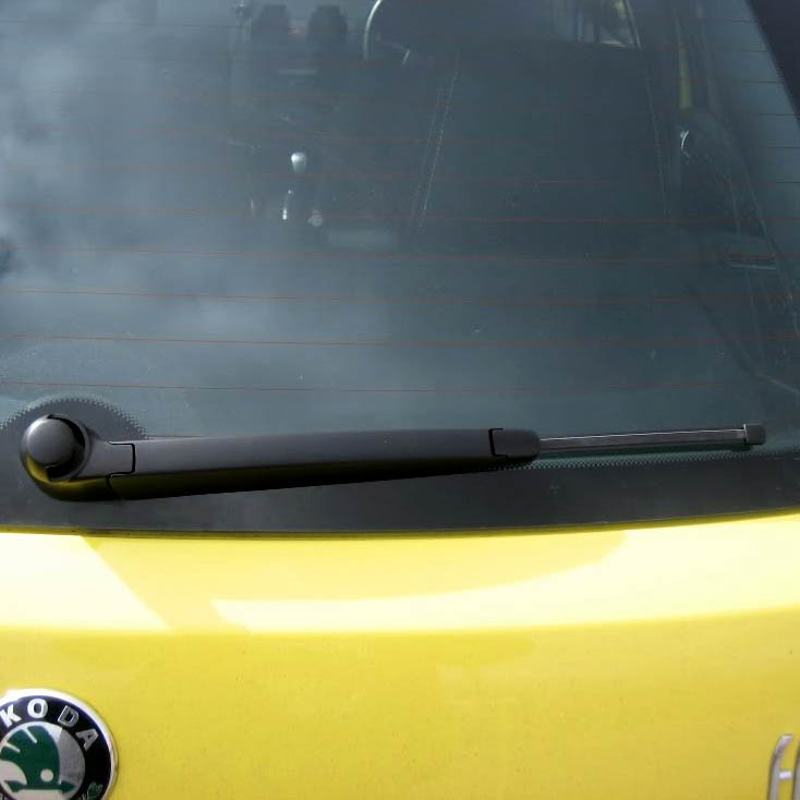 Установка на валик рычага стеклоочистителя двери багажника автомобиля Skoda Fabia I