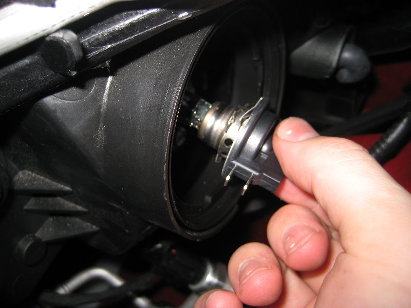 Замена лампы ближнего света фар 18647-55007 на Hyundai Santa Fe CM 2006-2012