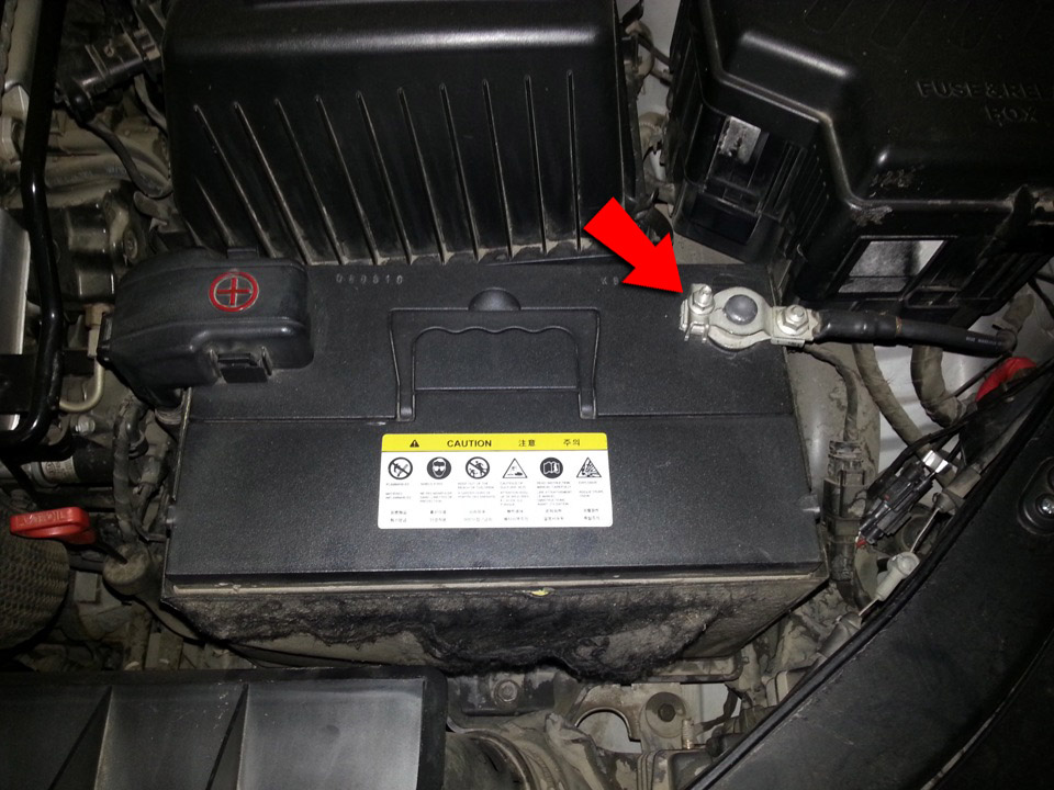 Отсоедините клемму минус от АКБ на Hyundai Santa Fe CM 2006-2012
