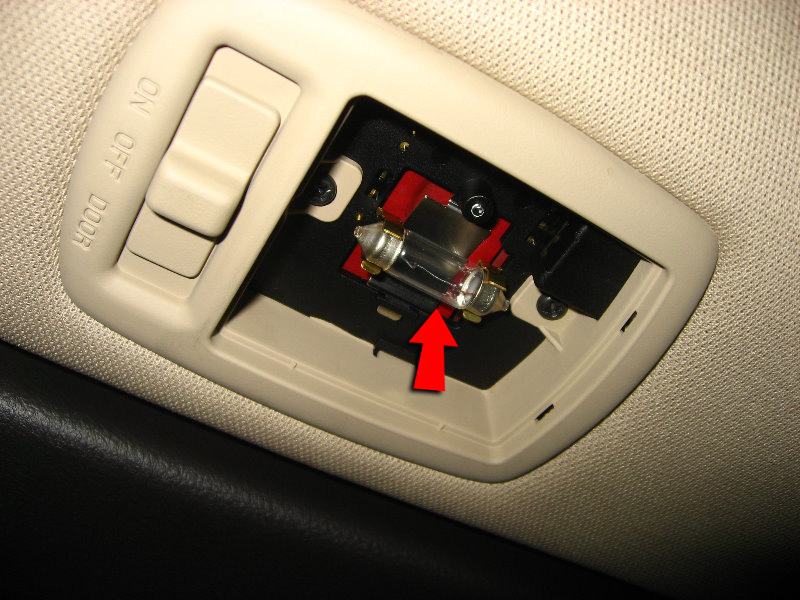 Снять лампу освещения багажника на Hyundai Santa Fe CM 2006-2012