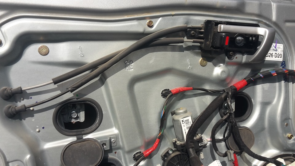 Болты крепления стекла передней двери на Hyundai Santa Fe CM 2006-2012