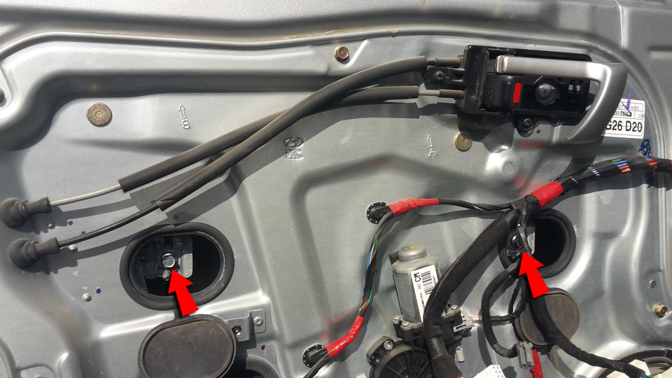 Открутить болты стекла двери на Hyundai Santa Fe CM 2006-2012
