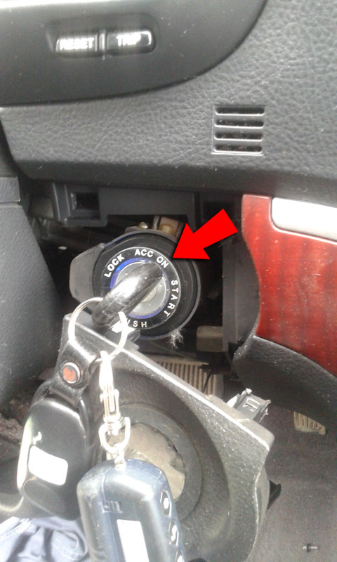 Повернуть ключ в замке зажигания на Hyundai Santa Fe CM 2006-2012