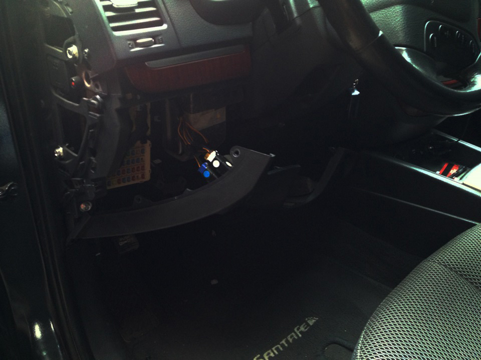 Отсоедините нижнюю панель торпеды на Hyundai Santa Fe CM 2006-2012