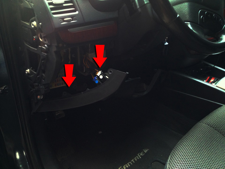 Отсоединить колодки от торпеды на Hyundai Santa Fe CM 2006-2012