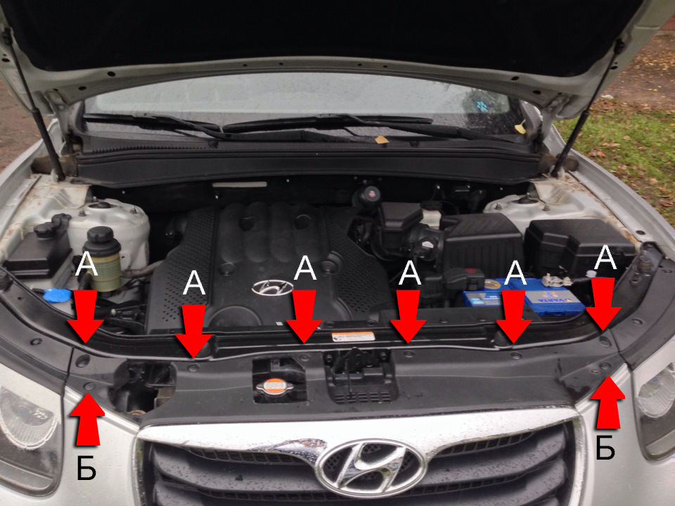 Открутить крепление бампера в подкапотном пространстве на Hyundai Santa fe CM 2006-2012
