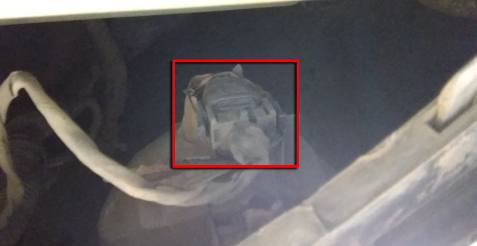 Отсоединить колодку от ПТФ на Hyundai Santa Fe CM 2006-2012
