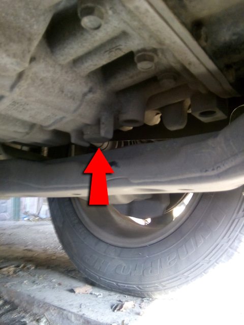 Расположение сливной пробки масла АКПП на Hyundai Santa Fe CM 2006-2012