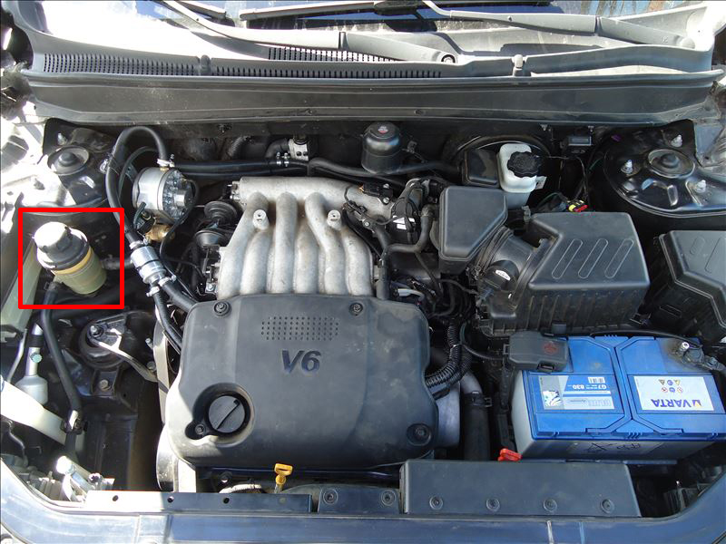 Расположение бачка ГУР на Hyundai Santa Fe CM 2006-2012