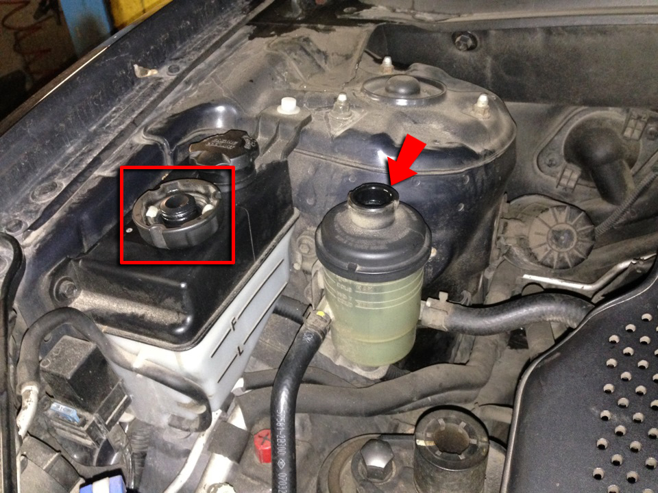 Открутить крышку бачка ГУР на Hyundai Santa Fe CM 2006-2012