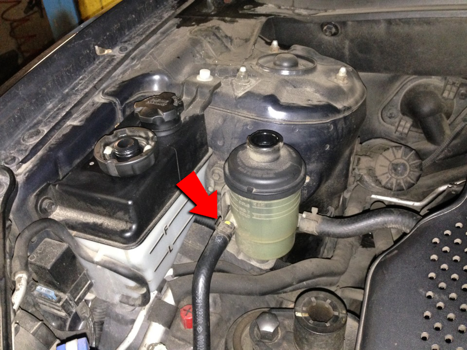 Отсоединить шланг от бачка ГУР на Hyundai Santa Fe CM 2006-2012