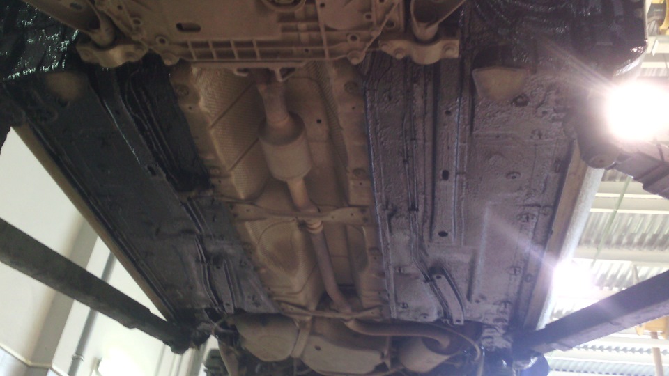Обрабатываем необходимые детали низа кузова автомобиля Шкода Октавия