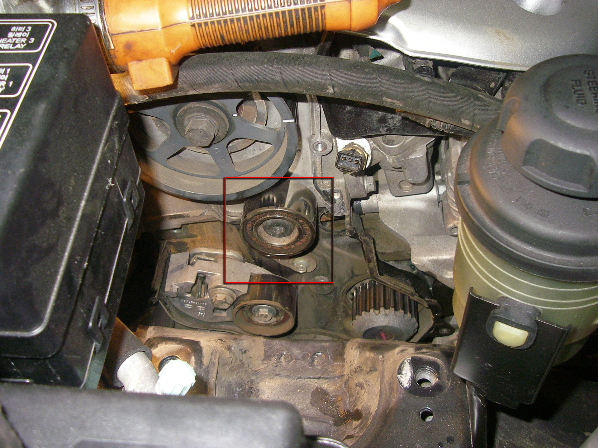 Открутить промежуточный ролик ГРМ на Hyundai Santa Fe CM 2006-2012