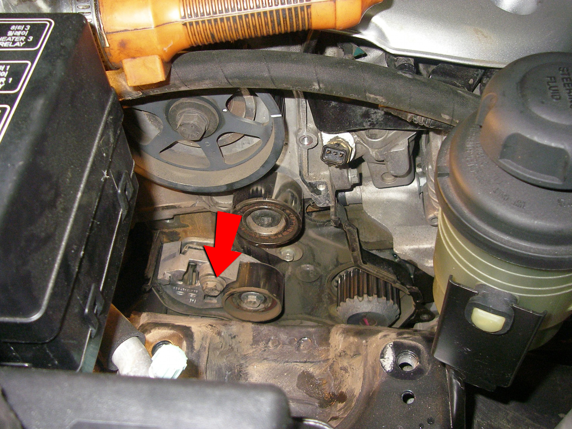 Крепление натяжного ролика на Hyundai Santa Fe CM 2006-2012