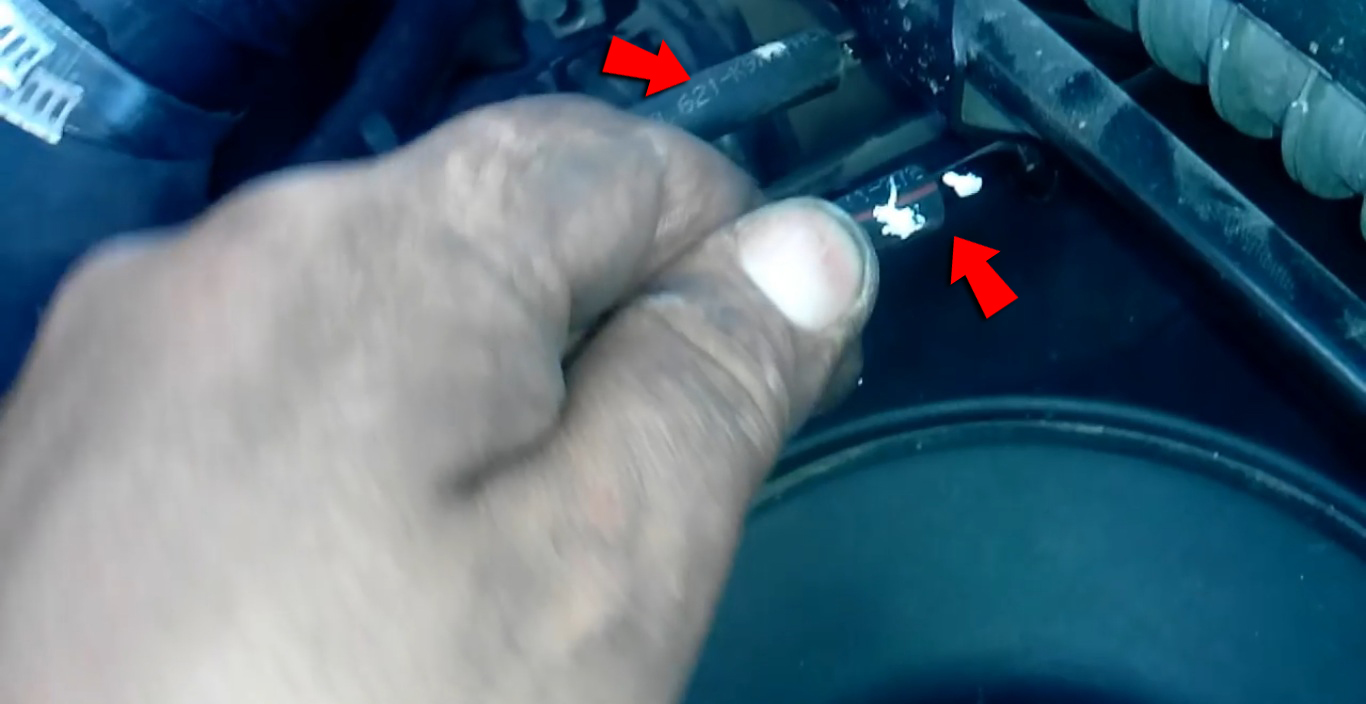 Отсоединить трубки интеркулера на Hyundai Santa Fe CM 2006-2012