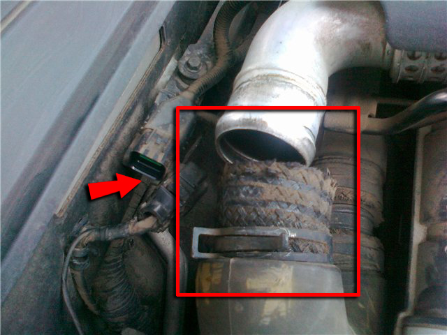 Отсоединить колодку проводов интеркулера на Hyundai Santa Fe CM 2006-2012