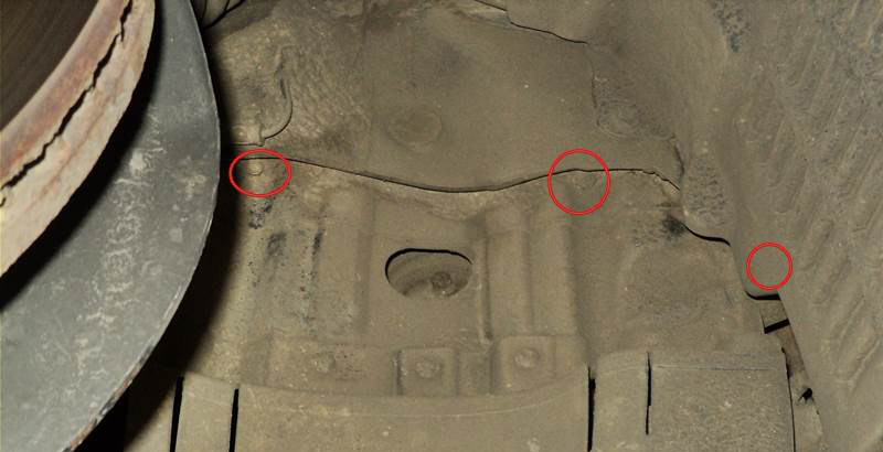 Открутить правый брызговик двигателя на Hyundai Santa Fe CM 2006-2012