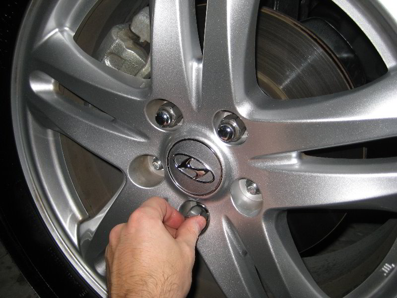 Открутить гайки колеса на Hyundi Santa Fe CM 2006-2012