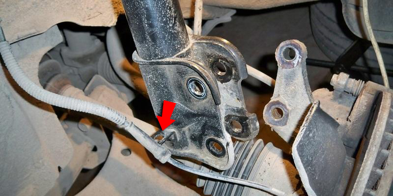 Отсоединить шланг ABS на Hyundai Santa Fe CM 2006-2012