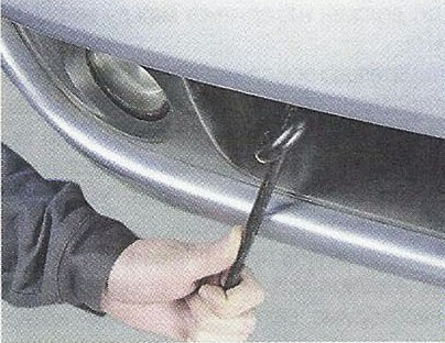 Вворачиваем проушину в специальное отверстие Nissan Primera