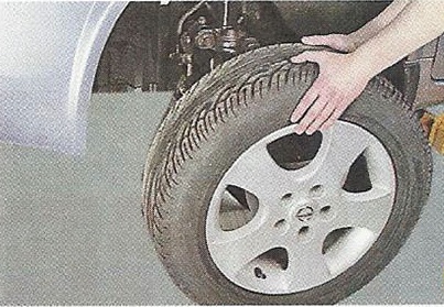 Снимаем колесо Nissan Primera