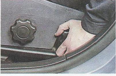 Устанавливаем спинку сиденья в удобное положение Nissan Primera