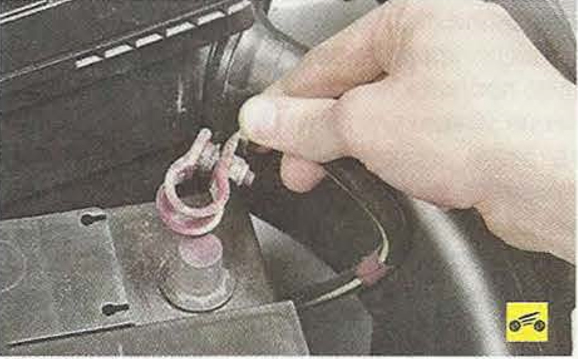 Минусовая клемма АКБ Nissan Primera