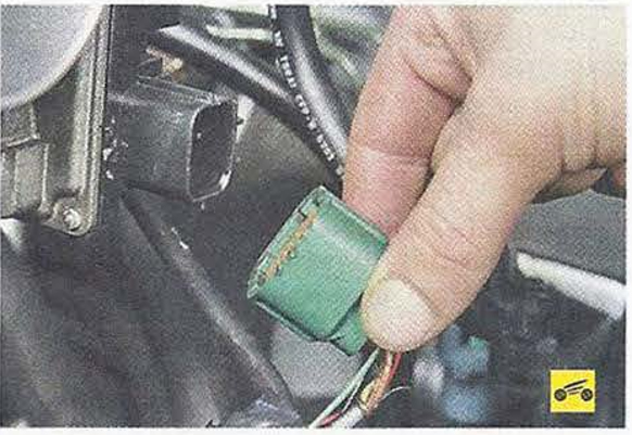 Отсоединение колодки от разъема дроссельного узла Nissan Primera