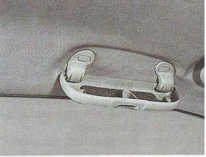 Открываем крышку футляра Nissan Primera