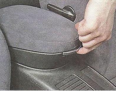 Нажимаем на кнопку бокса Nissan Primera
