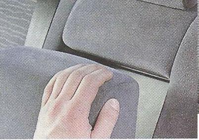 Извлекаем задний подлокотник из спинки сиденья Nissan Primera
